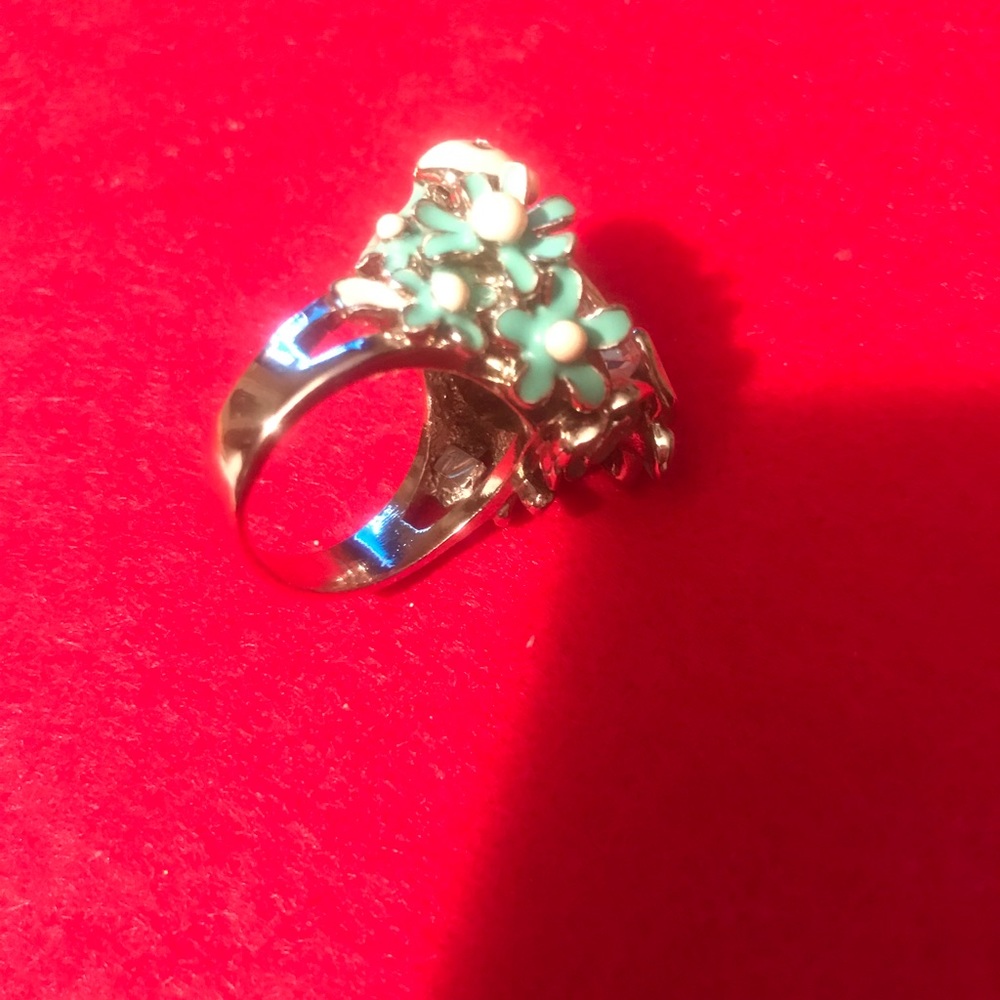 Gorgeous flower 🌺 Silver ring it’s waiting for u.